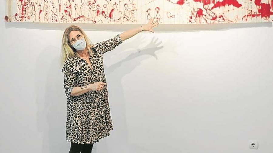La pintora Nuri Mariné amb la seva obra ‘A la boca del presagi’. Pintura sobre paper i bambú.&nbsp; Foto: Alba Mariné