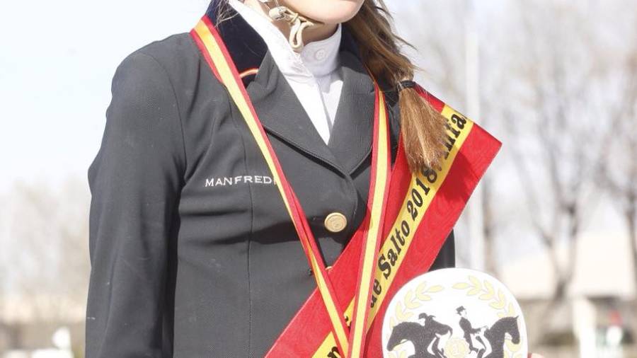 La jovenc&iacute;sima Violeta Pons, con su medalla y trofeo.