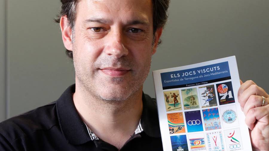 Francesc Joan, con el libro 'Els Jocs viscuts'. FOTO: Pere Ferré