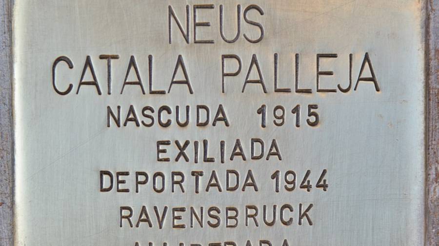 La placa en Els&nbsp;Guiaments que rinde homenaje a Neus&nbsp;Catal&agrave;.