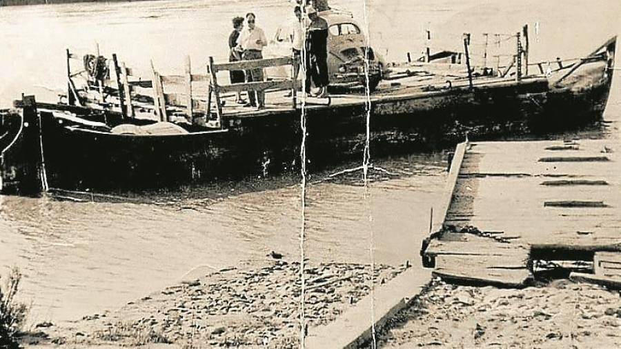 Un antic Beetle a bord del pas de barca de Miravet, als anys 50. FOTO: Arxiu de Miravet