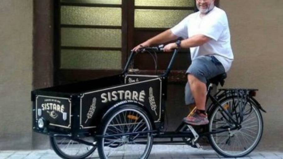 Xavier Pàmies Sistaré, amb el tricicle que els han robat. Foto: Cedida