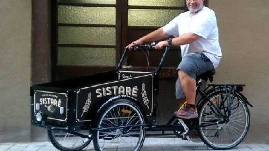 Xavier Pàmies Sistaré, amb el tricicle amb el qual reparteix. Foto: Cedida