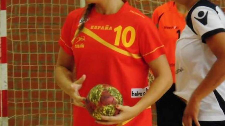 En la imagen la jugadora de Ascó Judith Sans, con la camiseta de España. Foto: cedida