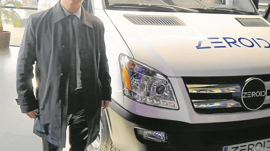 Rafael Matamoros, CEO de Biofresh Tech, con uno de los vehículos de la nueva marca Zeroid. Foto: Cedida.