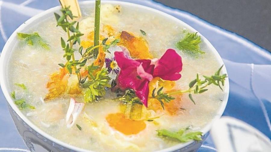 La &lsquo;sopa de tomillo con flor de calabac&iacute;n rellena de setas&rsquo; recuerda a Pau Casals. Foto: Facultat de Turisme i Geografia de la URV / J. Manel Raigal.