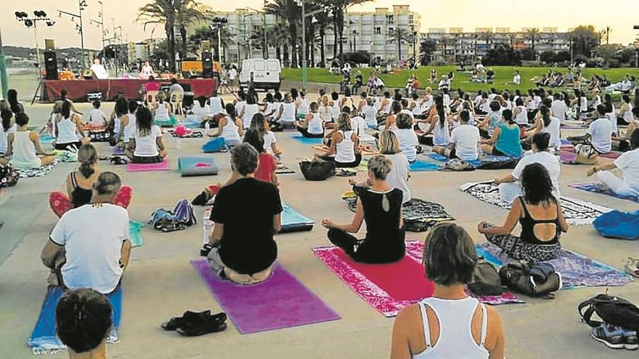 Imagen de una de las sesiones de yoga celebrada en la playa de La Pineda. FOTO: CEDIDA