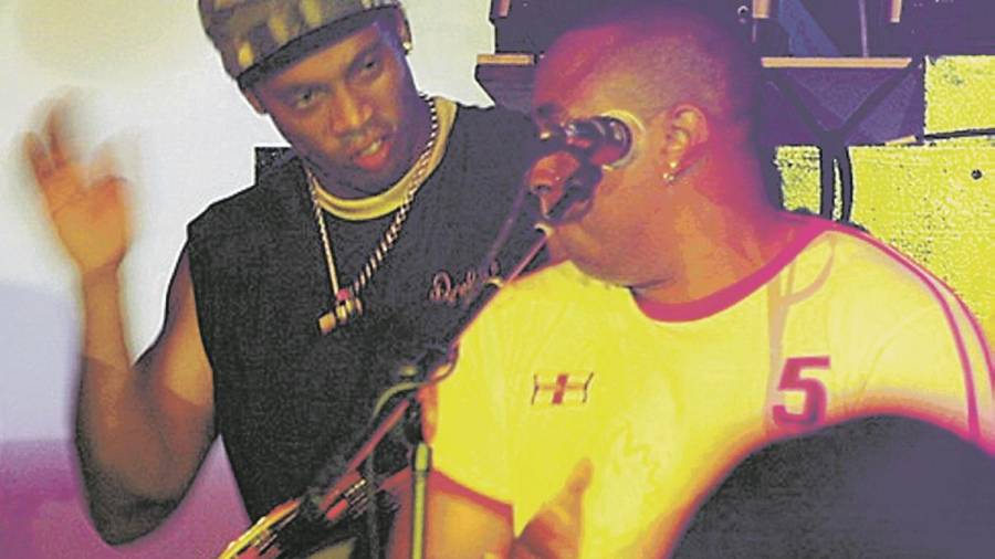 Ronaldinho, en el escenario de la disco Puerto Pr&iacute;ncipe de Salou en 2007, tocandojunto a sus amigos del grupo ‘Dito e Feito’.  FOTO:  DT