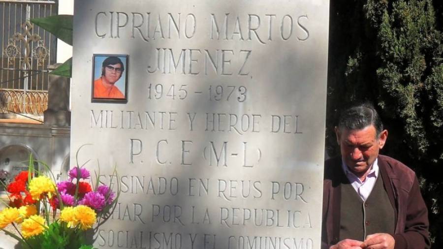 Antonio Martos, hermano de Cipriano, en el cementerio de Reus, junto a la losa en homenaje y recuerdo al sindicalista fallecido en 1973. Foto: DT