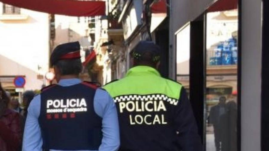 Imatge de dos agents patrullant pel carrer Antoni Roig, un dels eixos comercials més freqüentats de la ciutat. FOTO: Anna F. Aj.Torredembarra
