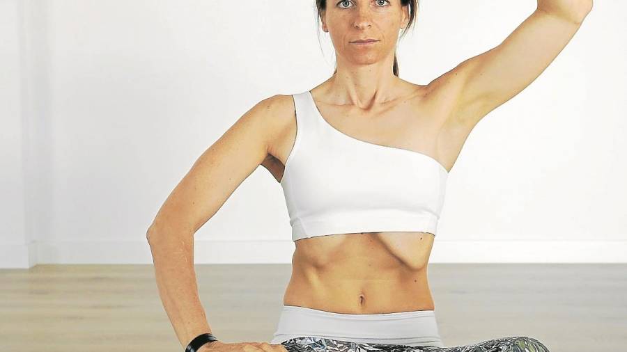 La instructora Ariadna Clols muestra algunos movimientos de los abdominales hipopresivos.
