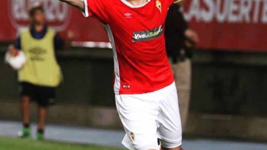 En la imagen el delantero tortosino Víctor Curto, jugador del Real Murcia. FOTO: cedida