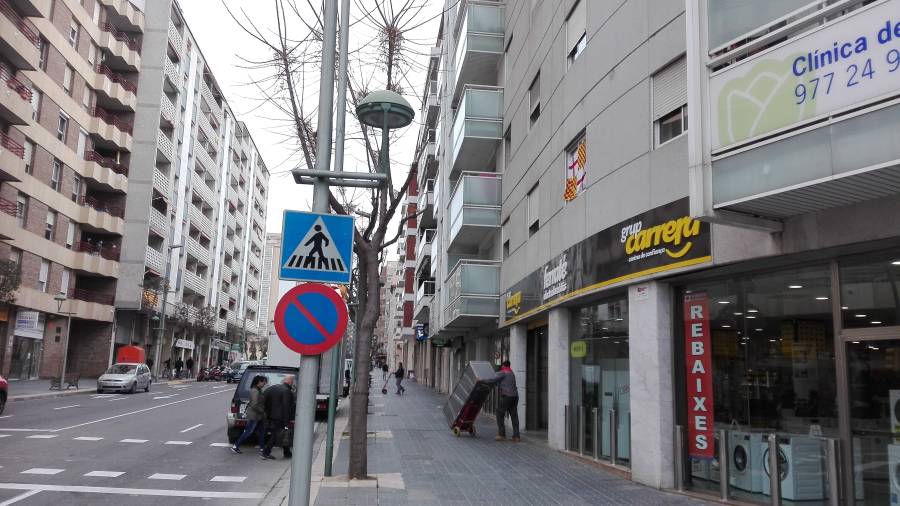 La bandera de Tabarnia se ve perfectamente desde la calle, ya que un vecino la ha colgado en el exterior de su ventana