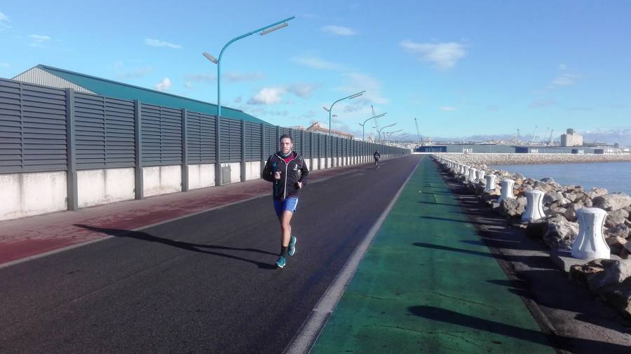 Jorge, de 21 años, por el paseo del Port. Ayer corrió su primera media maratón. FOTO: J. DÍAZ