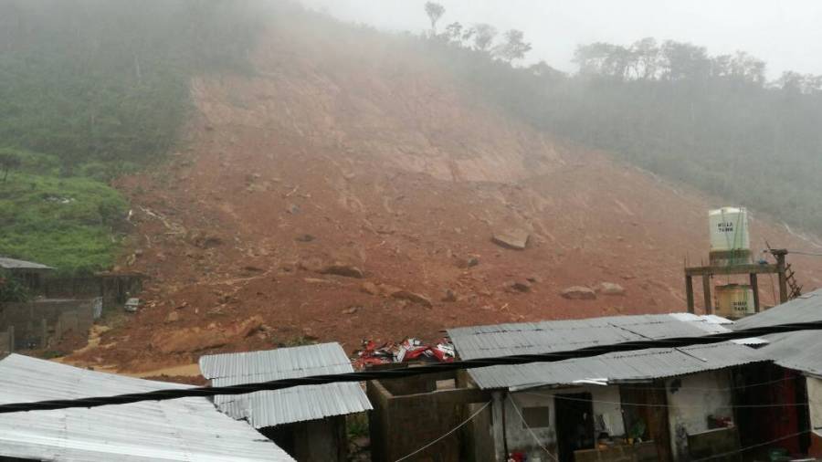 Al menos 200 personas han muerto a causa de las fuertes lluvias registradas hoy en diferentes puntos de Sierra Leona, de los que unos 60 ser&iacute;an ni&ntilde;os, seg&uacute;n inform&oacute; hoy el diario The Sierra Leone Telepraph