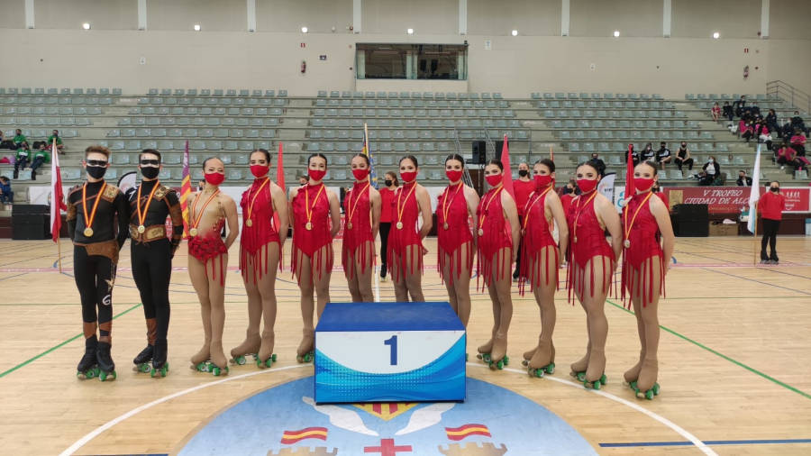 Las y los integrantes del CP L’Aldea en lo alto del podio con la medalla de oro que les acredita como campeonas. FOTO: Cedida