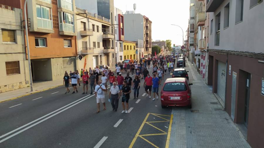 M&aacute;s de 200 personas han vuelto a manifestarse este domingo por la tarde en L'Arbo&ccedil;. FOTO: CEDIDA
