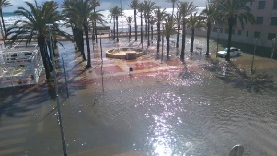 La plaza de las Palmeras inundada tras una lluvia intensa.