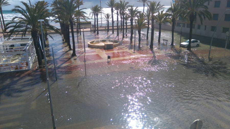 La plaza de Les Palmeres inundada.
