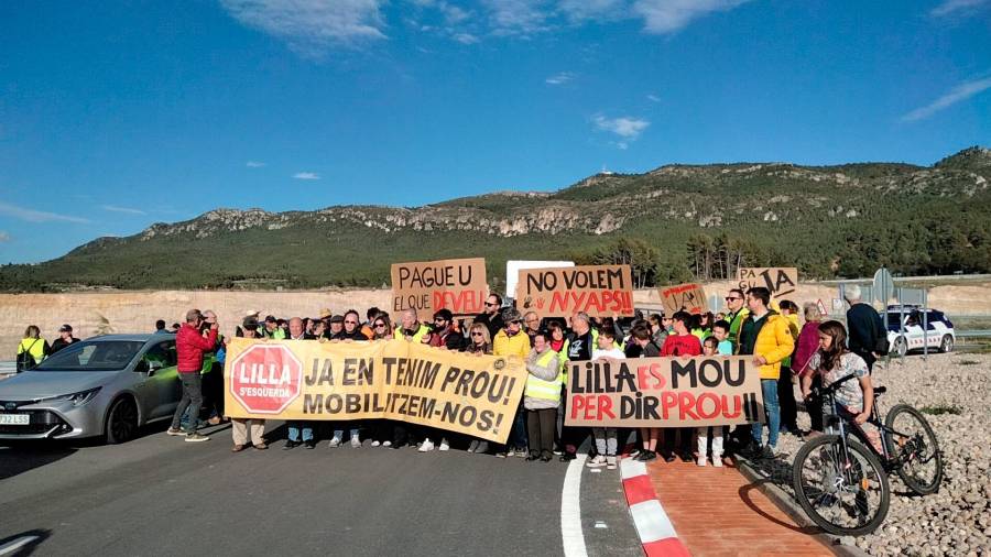 Manifestantes cortando la A-27. Foto: Roser Urgell