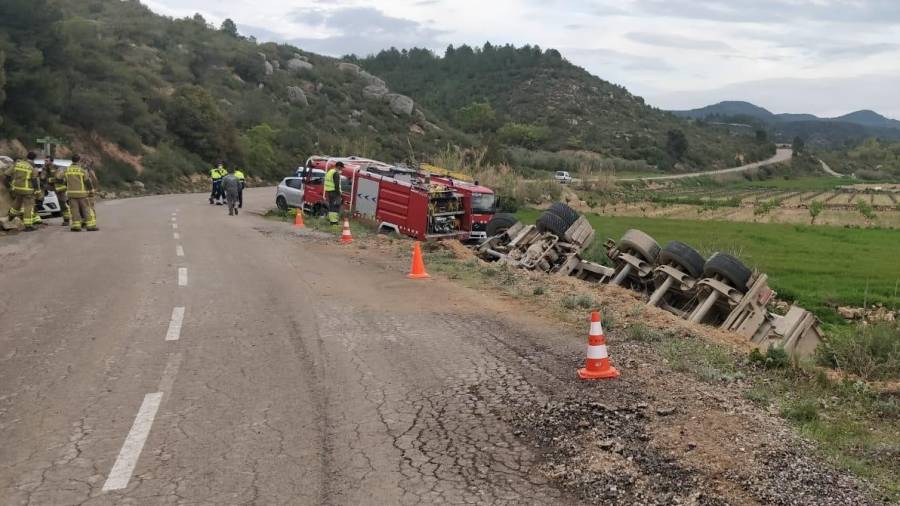 Imagen del camión volcado en Vinaixa. El conductor era vecino de Reus. FOTO: Servei Català de Trànsit