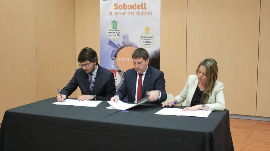 Imatge de l'acte de signatura de l'acord, amb Villamayor a l'esquerra. Foto: Cedida
