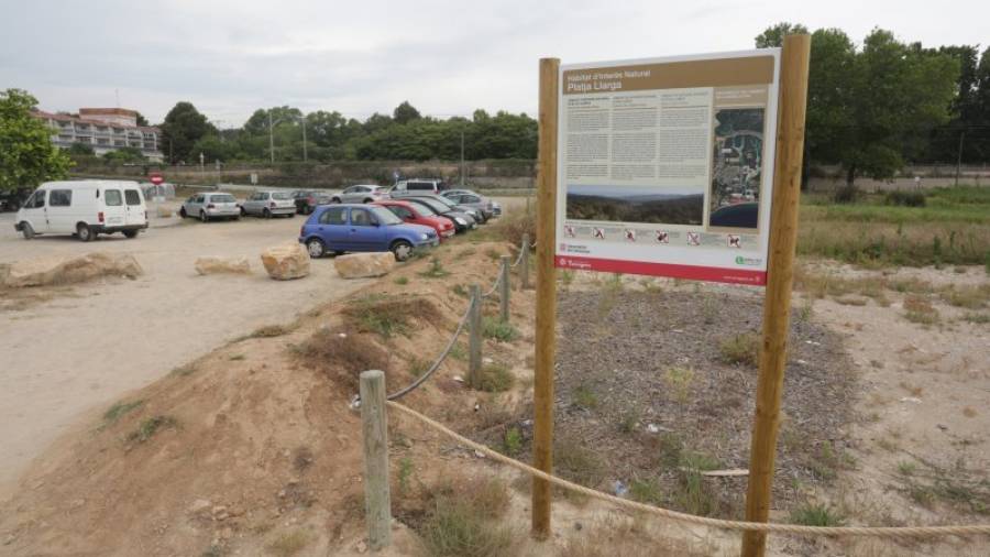 El terreno que históricamente se usaba como aparcamiento está ahora cercado para protegerlo por su valor medioambiental. Foto: LLUÍS MILIÁN