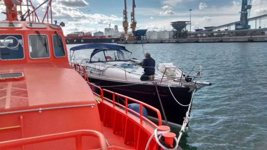 La 'Salvamar Diphda' en el puerto deportivo de Tarragona al lado del velero remolcado desde Torredembarra. Foto: Salvamento Marítimo