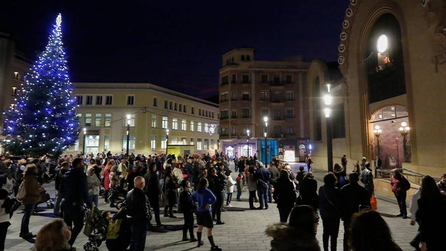 La Plaça Corsini se llena cada día de tarraconenses que contemplan la puesta en marcha del reloj-carillón, a las seis de la tarde. Imagen de ayer.