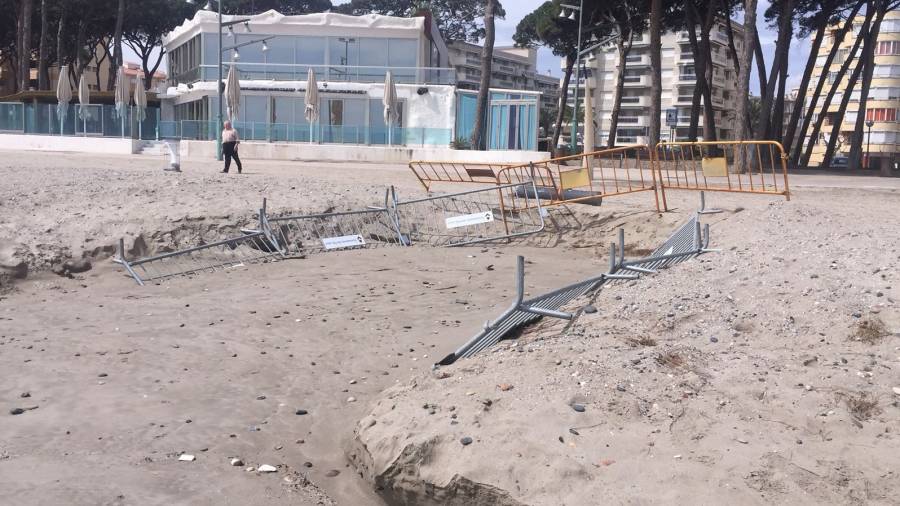 La playa de La Pineda tambi&eacute;n ha sufrido los efectos del temporal. FOTO: DT