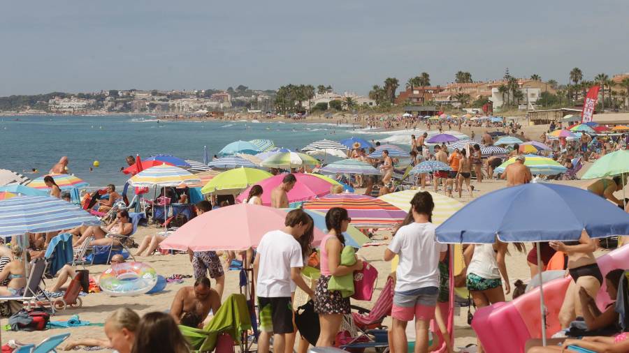 Masificación de bañistas durante esta semana en la Playa Larga de Roda de Berà, uno de los puntos neurálgicos del turismo en la provincia. Foto: Lluís Milián