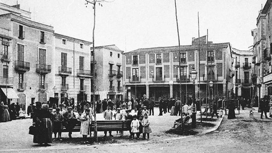 Imagen histórica de la plaza Nova de El Vendrell.