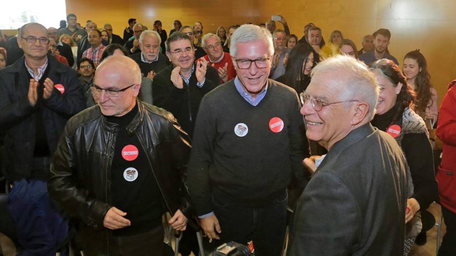 Josep Borrell, con los alcaldes de La Canonja y Tarragona en primer término, ayer en Salou. FOTO. LLUIS MILIÁN