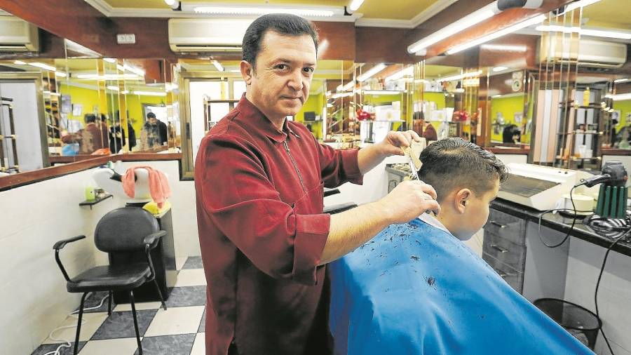 José Artacho (48 años), en su peluquería de Bonavista. FOTO: PERE FERRÉ