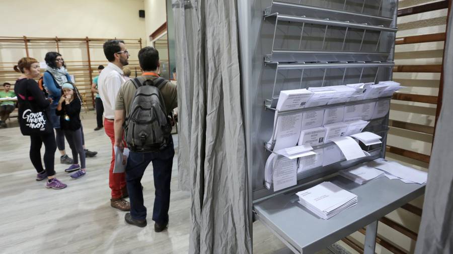Papeletas de las candidaturas electorales en un colegio de Reus durante una jornada de votación. Foto: Pere Ferré/DT