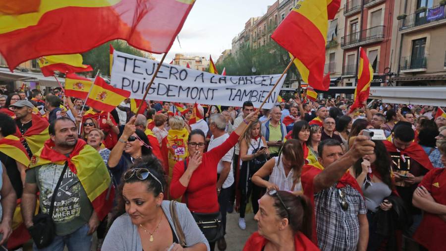 Una pancarta con el mensaje ‘Tejero a la cárcel, Puigdemont también’, en la Plaça de la Font. Foto: Lluis Milián