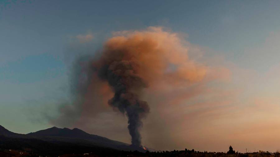 Vista panorámica del volcán de Cumbre Vieja, en La Palma, que ha arrojado según el Instituto Geológico Nacional (IGN), más de 16.000 toneladas de dióxido de azufre (SO2).
