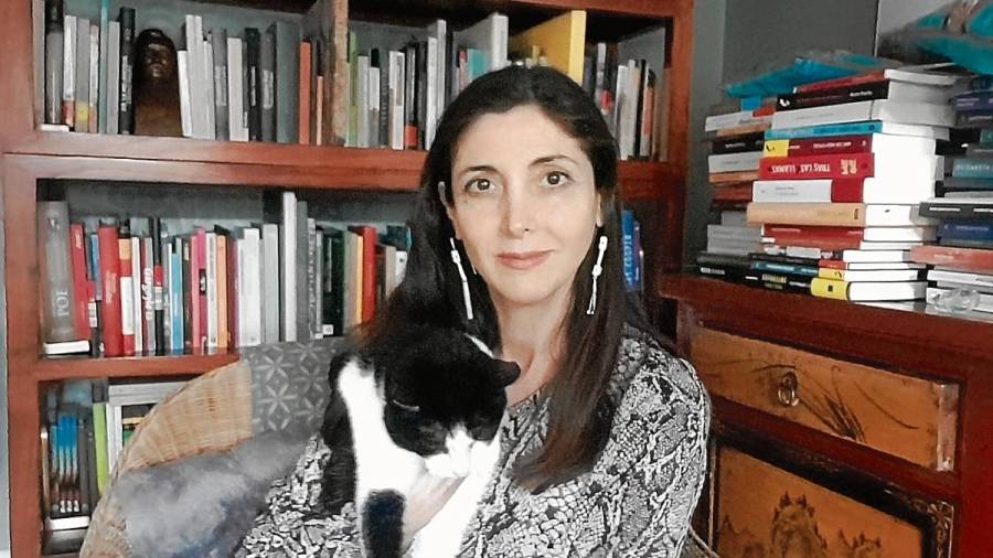 La escritora bilbaína Espido Freire con su gata, en una de sus intervenciones.