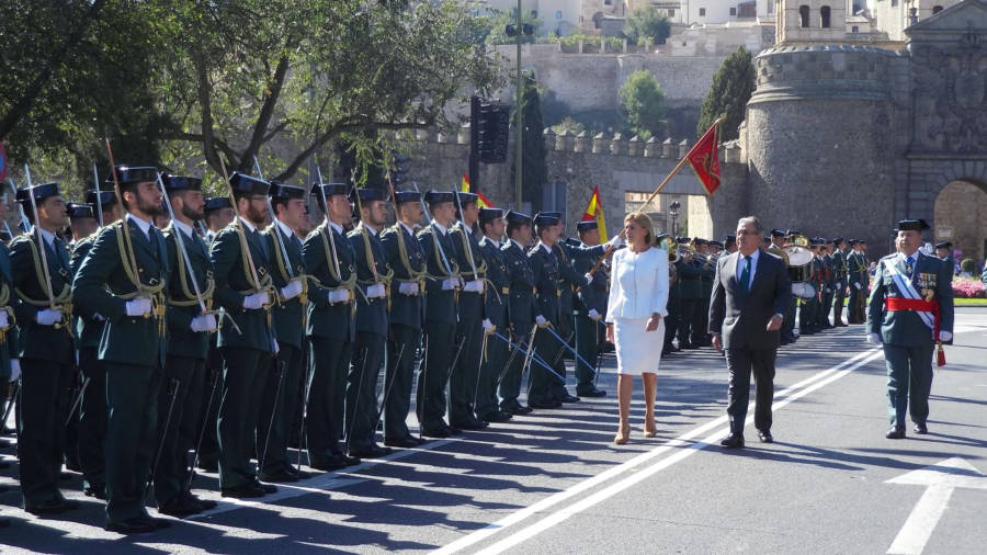 El ministre Zoido i la ministra Cospedal durant l'acte central de celebració de la festivitat de la patrona de la Guàrdia Civil, la Verge del Pilar, a Toledo. FOTO. ACN