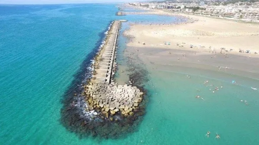 Los espigones de Cunit han generado una playa en forma de calas.