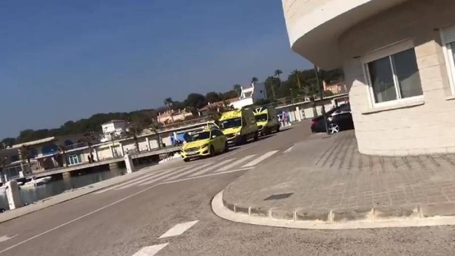 Imagen de las tres dotaciones de vehículos del SEM en el puerto deportivo de Roda de Berà. FOTO: DT