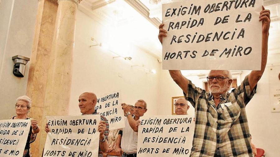 Miembros de la Associació de Gent Gran, levantando pancartas durante el pleno donde reclaman la apertura de la residencia. Foto: Alfredo González