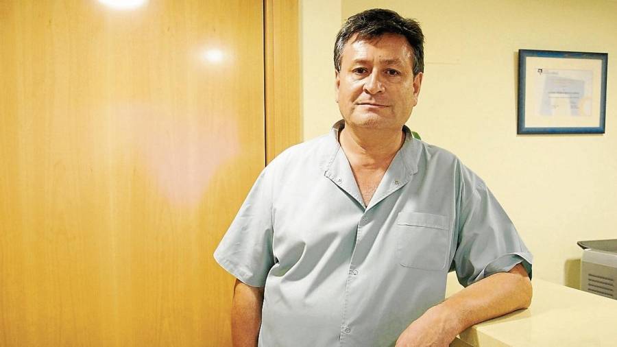 Sergio Guzmán en la clínica que tenía abierta en el Edificio Zeus de Tarragona. Foto: DT