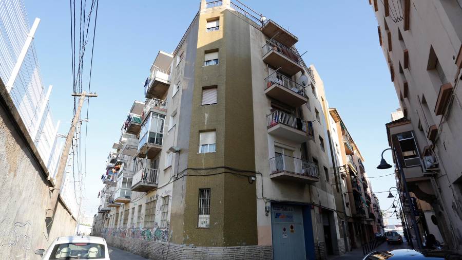 El bloque número 2 de la calle Sant Andreu cuenta con muchos pisos okupados.