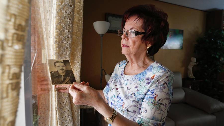Herminia Garcia Nadal, a casa seva, mostrant una fotografia del seu pare, pocs dies abans de ser afusellat. Foto: Pere Ferré