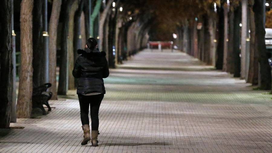 Una joven, a última hora de ayer, caminando por las calles de Tarragona. fOTO: pere ferré