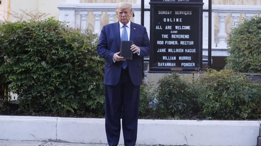 El presidente de Estados Unidos, Donald Trump, posa con una biblia en el exterior de una iglesia. foto: efe