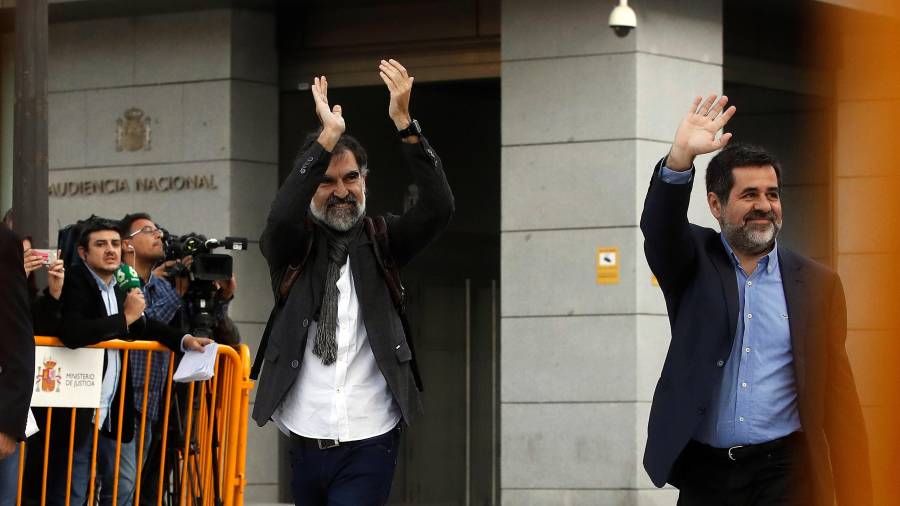Jordi Cuixart i Jordi Sánchez abans d'entrar a la presó. EFE