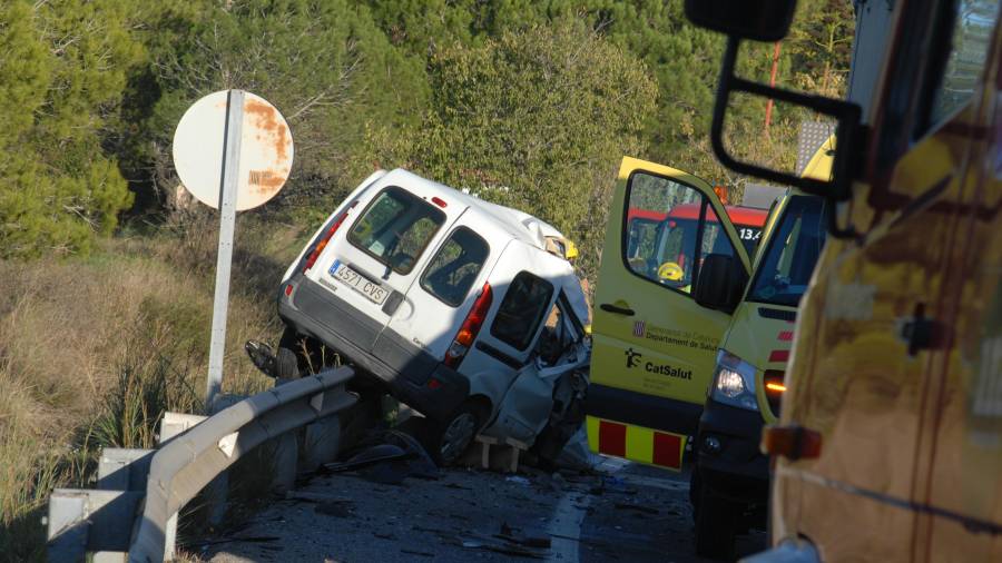 Les dues víctimes mortal de l'accident d'ahir a Valls anaven en aquesta furgoneta. Foto: Àngel Juanpere