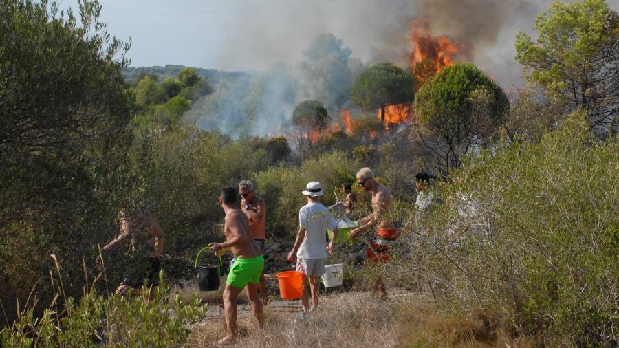 Los vecinos se enfrentaron a las llamas con lo que tenían a su alcance. Foto: Àngel Juanpere